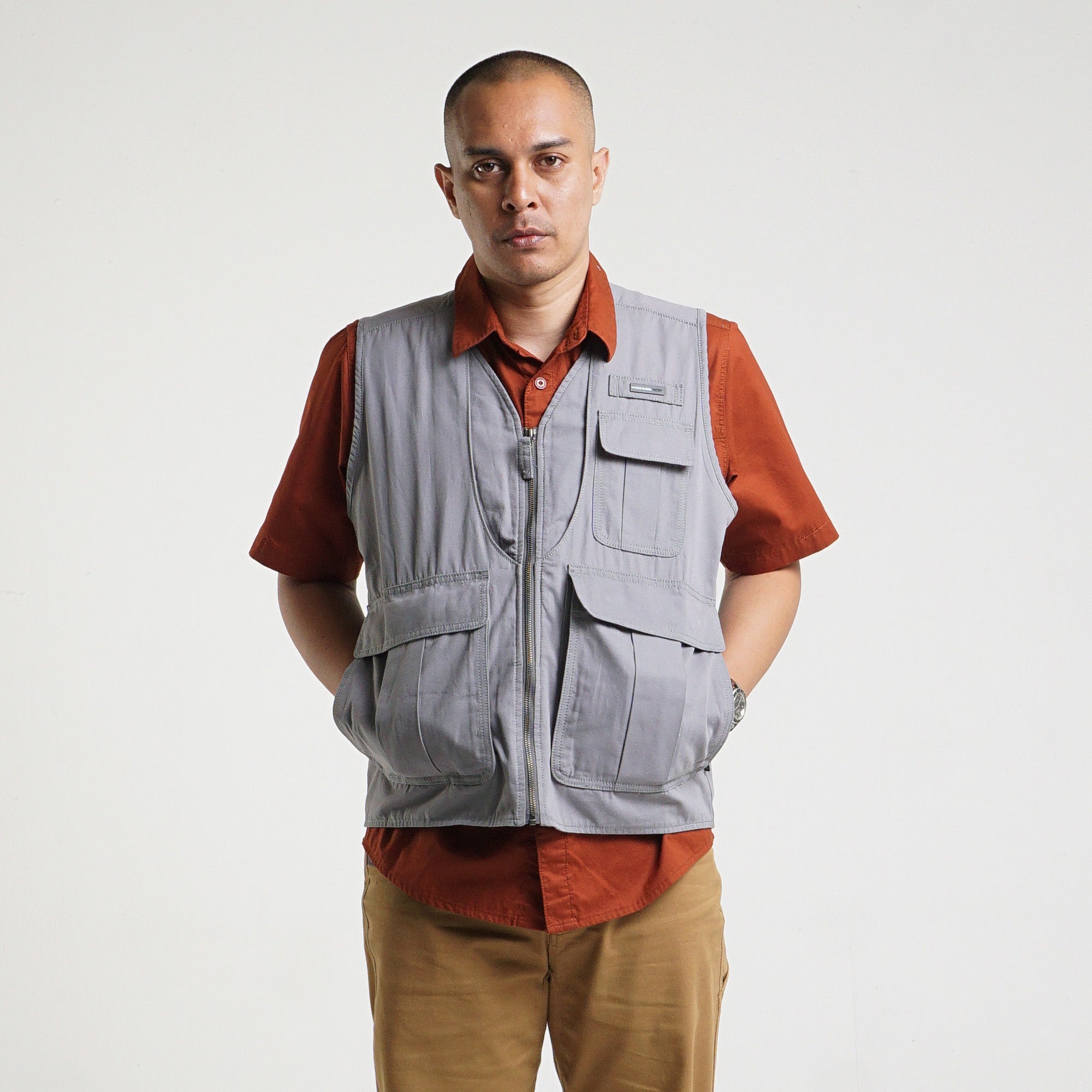 MGee Jaket Rompi Vest Pria Mgee West C001 Light Grey