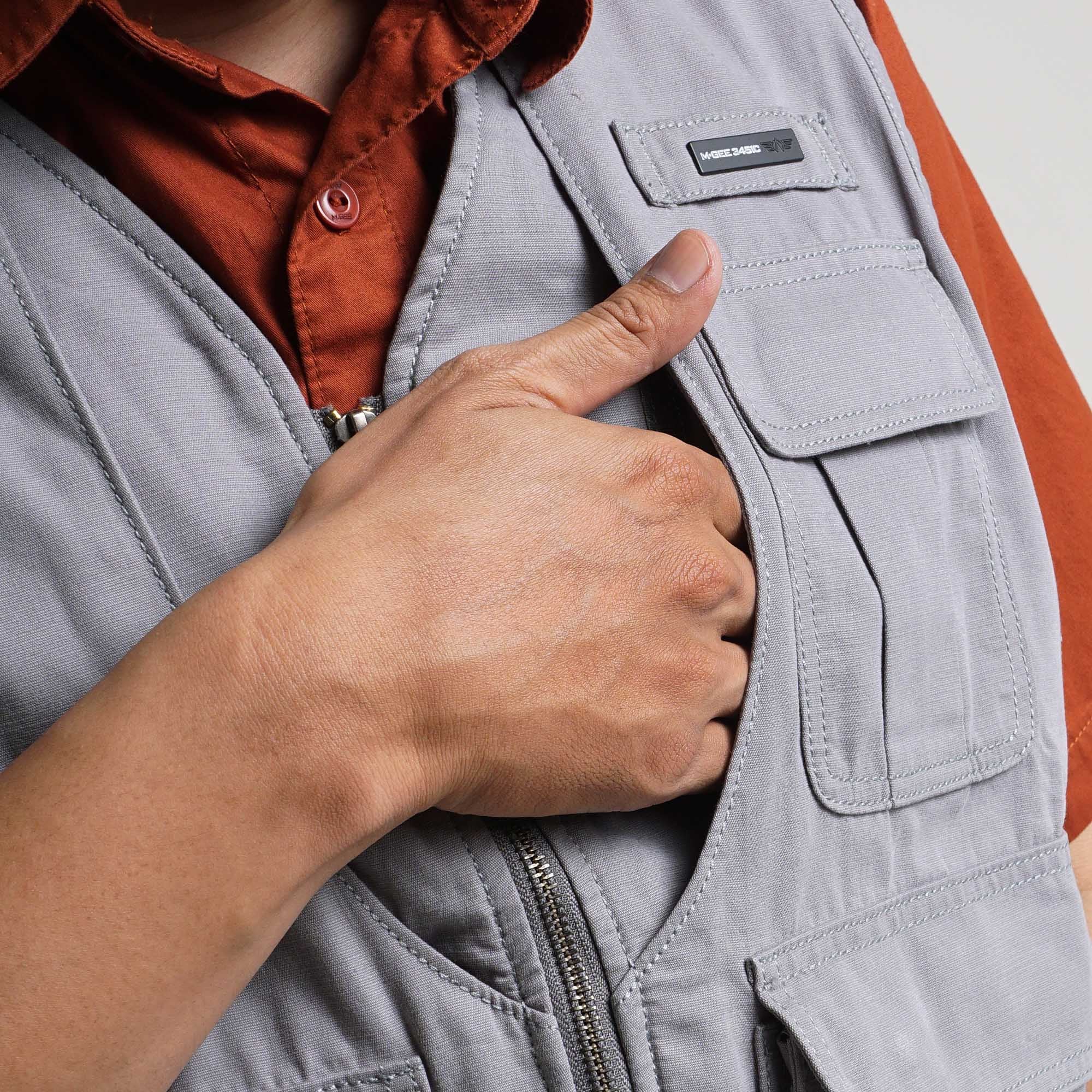 MGee Jaket Rompi Vest Pria Mgee West C001 Light Grey